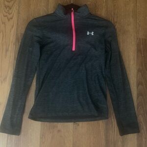 Under Armour 1/4 Zip Pullover Heat Gear Loose Fit with Thumb holes. Black/silver